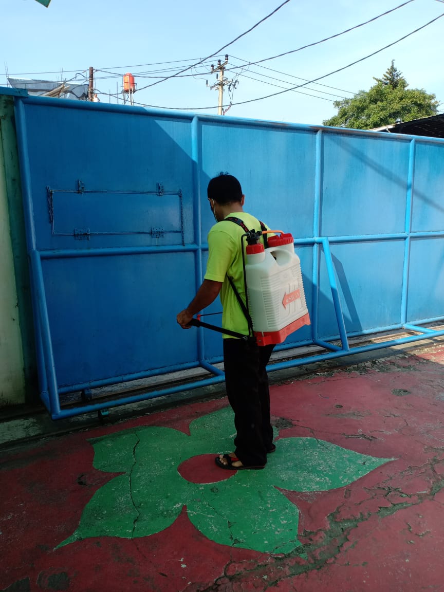 MB1_School's tweet photo. Penyemprotan disinfektan Mutiara Bangsa 1School https://t.co/xCEA98KOSH