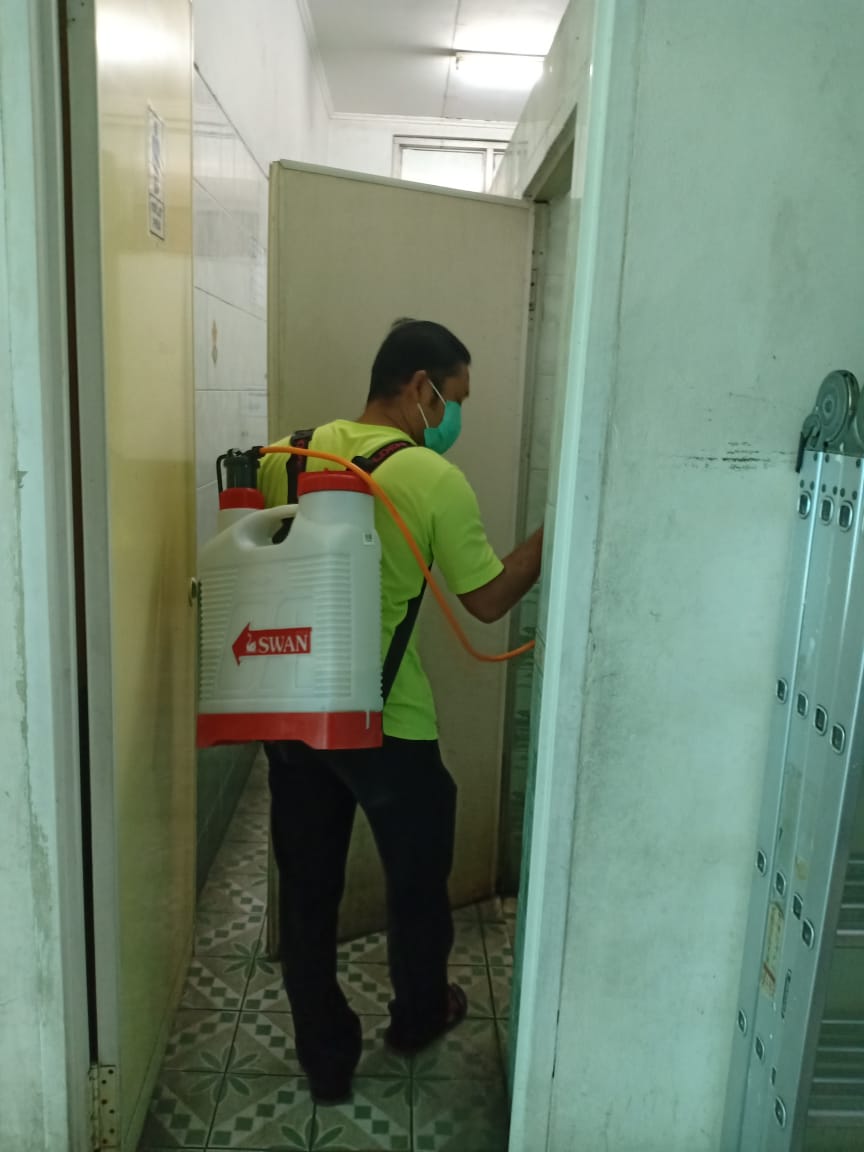 MB1_School's tweet photo. Penyemprotan disinfektan Mutiara Bangsa 1School https://t.co/xCEA98KOSH