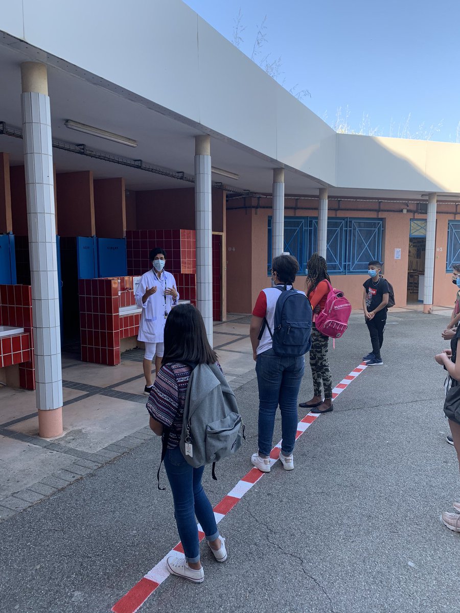 CollegeRoux's tweet photo. Les nouveaux 6eme 5ème qui après un accueil et une présentation du circuit et des #gestesbarrière rejoindront leurs camarades. https://t.co/xgo2Nv9lTM