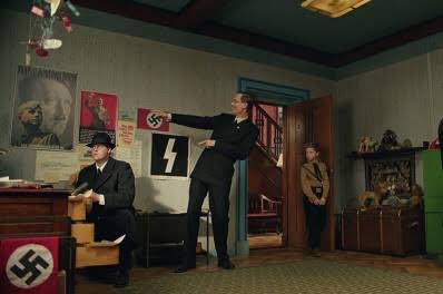 PrusiaA's tweet photo. A ver a ver a ver... ósea todo esta mal y así pero cómo está eso que están diciendo de que Hitler solo tiene un testiculo! JAJA eso si no es cierto, tiene 4, yo los vi con mis propios ojos. 😡 #oseaqp #agarrenlaonda #hitlermidios https://t.co/UBDP2BzxUe