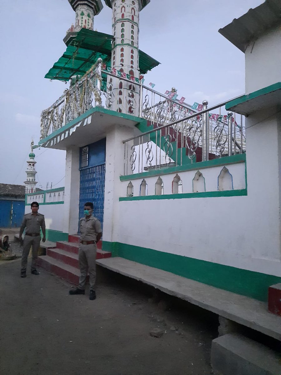 sonbhadrapolice's tweet photo. #COVID__19 के दृष्टिगत #lockdown_4 के समय पड़ने वाले त्यौहार ईद-उल-फित्तर (ईद) को सकुशल सम्पन्न कराने हेतु @sonbhadrapolice द्वारा पोस्टर पार्टी निकाली गयी।
@adgzonevaranasi 
@digmirzapur 
@Uppolice https://t.co/SVT4VkZarC