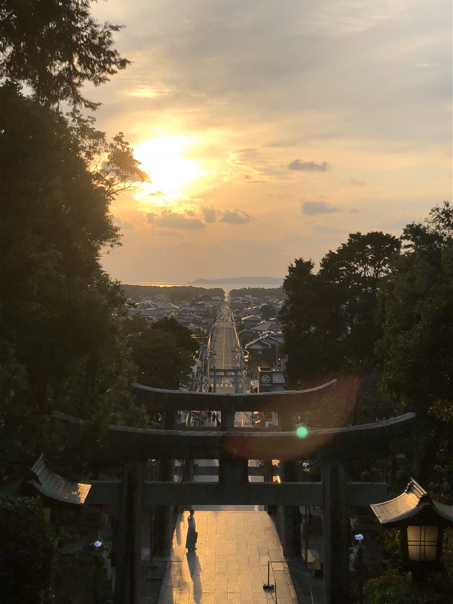 神楽坂地蔵屋 一昨年行った 福岡の宮地嶽神社から見える光の道 嵐のコマーシャルでも出てた忘れられない景色 シェアします 嵐 光の道 宮地嶽神社 パワースポット T Co Lilets9hkv Twitter