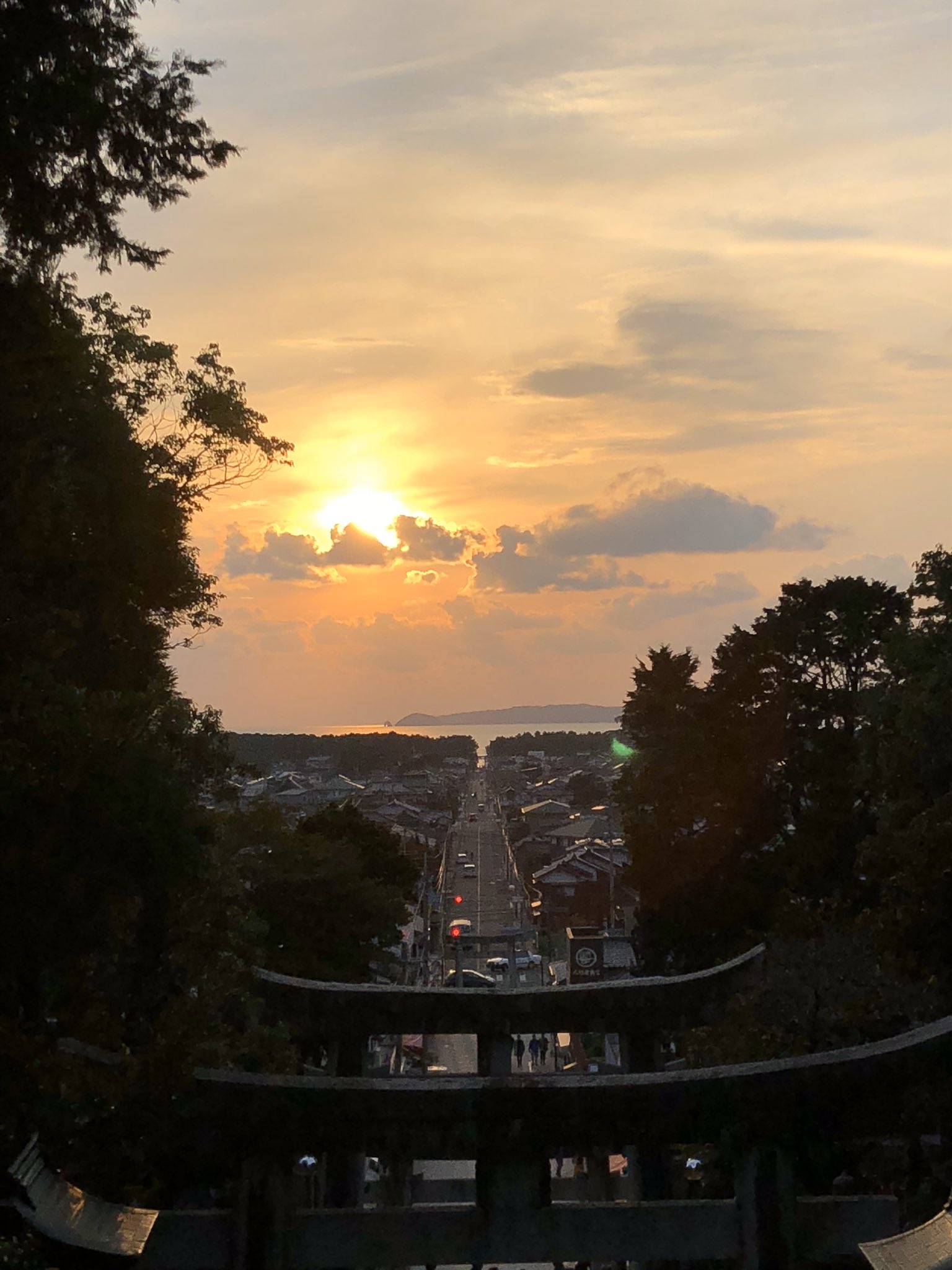神楽坂地蔵屋 Pa Twitter 一昨年行った 福岡の宮地嶽神社から見える光の道 嵐のコマーシャルでも出てた忘れられない景色 シェアします 嵐 光の道 宮地嶽神社 パワースポット T Co Lilets9hkv Twitter