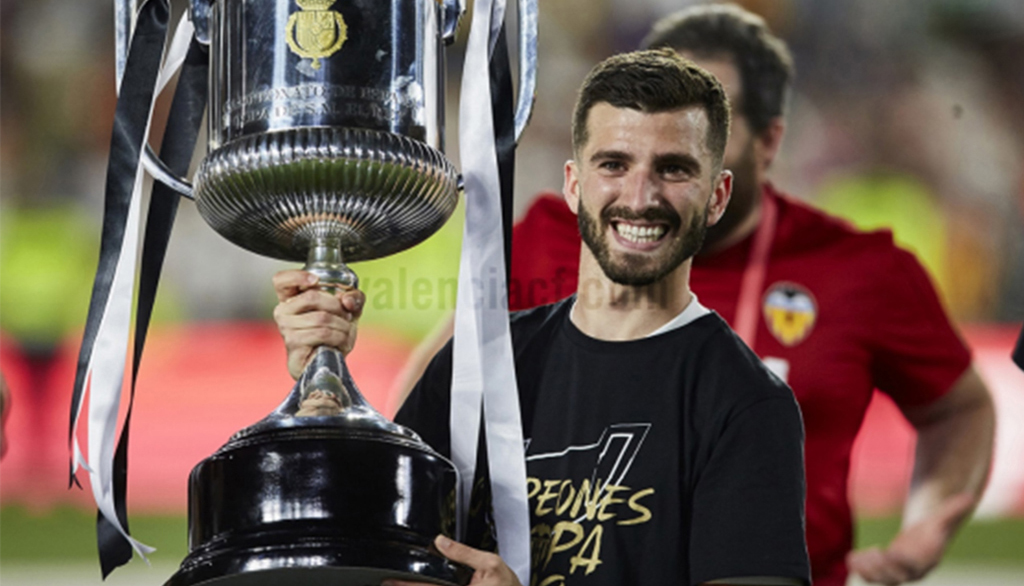 FutbolistasVCF's tweet photo. Hoy cumple 25 años @jose_gaya uno de nuestros capitanes, además directivo de @FutbolistasVCF, santo y seña del valencianismo. Muchísimas felicidades. 🎂⚪⚫#orgullososde ti #Amunt #Gayà https://t.co/yZprL1AXmU