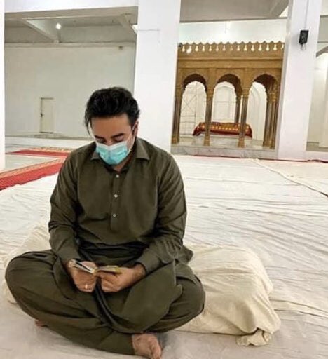 RubinakhalidPPP's tweet photo. چیئرمین بلاول بھٹو  نے جہاز کے حادثے اور کرونا کے باعث زندگی ہار جانے والے افراد کے خاندانوں کے ساتھ اظہار یکجہتی کے لیے عید سادگی کے ساتھ نوڈیرو ہاؤس میں منائ 
جبکہ وزیر اعظم عید تعطیلات گزارنےنتھیاگلی میں ہیں !یہ فرق ہوتا ہے اصل اور نقل میں لیڈر پیدا ہوتے ہیں بنائے نہیں جاتے ! https://t.co/hu8h0Yni8C