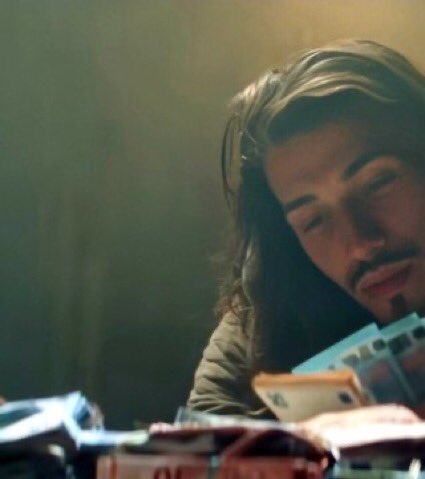 FarFromMen's tweet image. Devenir quelqu’un pour exister 💭