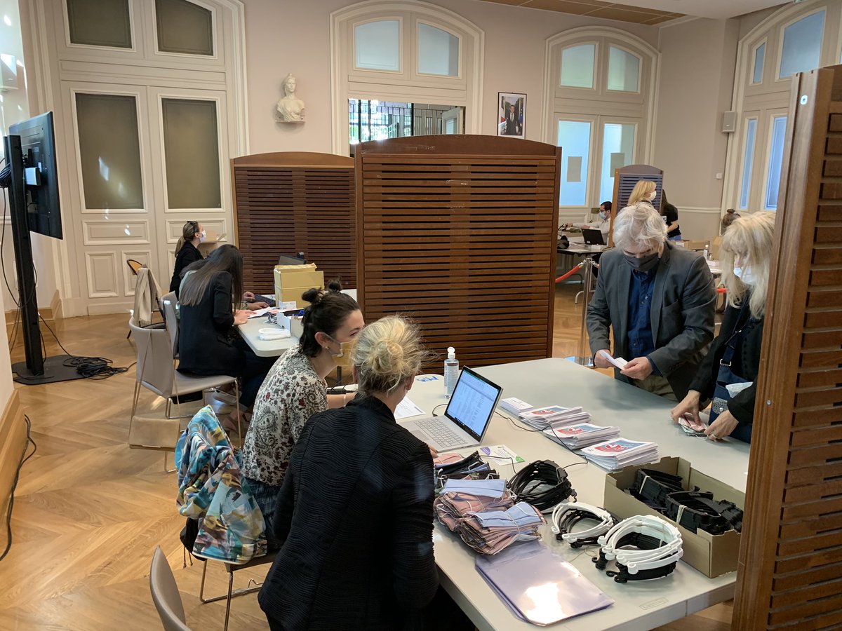mairie15's tweet photo. Aujourd’hui et demain, les commerçants de #Paris15 sont invités en Mairie, entre 9h et 12h30, pour la 3e fois en deux mois, pour se fournir en masques-visières et masques en tissu, tous produits dans le #fablab de la Mairie grâce à un formidable réseau de bénévoles #Covid_19 https://t.co/kddVFXAiqx