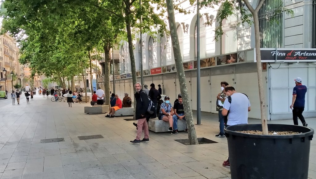AdriaAlsina's tweet photo. La cua de gent esperant per rebre ajuda alimentària de l'Església de Santa Anna puja per Portal de l'Àngel i arriba fins a la Plaça Catalunya. Sense paraules. https://t.co/4yNgceU56m