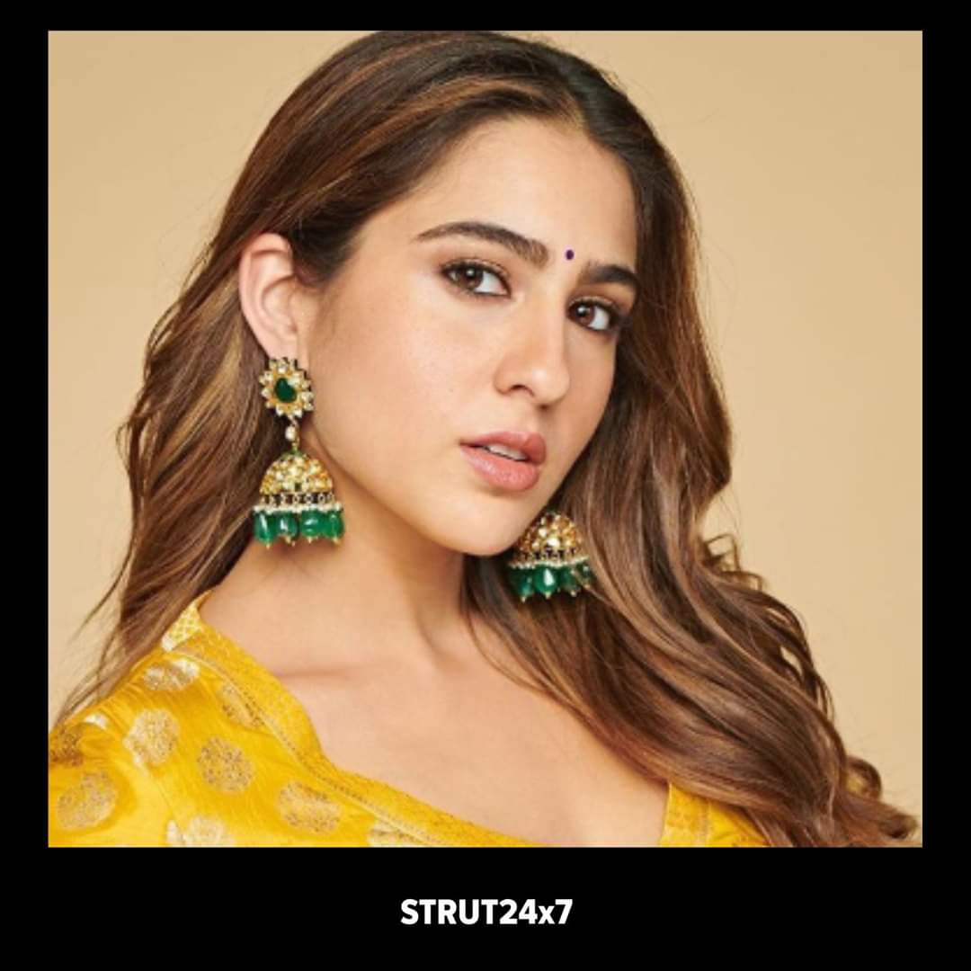 strut247x's tweet image. This lovely bindi look is enticing @AdrianJacobs 
Paired with gleaming base giving a very natural looking glow to the skin and defining eye makeup is perfection redefined🙌 

#TraditonalLook #TraditionalMakeupLook #SaraAliKhan #Strut24x7