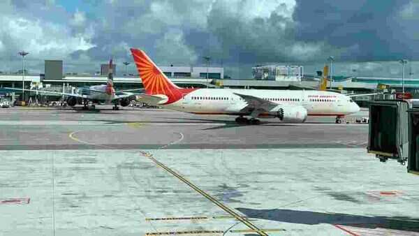 livemint's tweet photo. Supreme Court allows Air India to operate without leaving middle seat vacant in non-scheduled flights

(@bindra_japnam reports) 

https://t.co/lgun6MaBS9 https://t.co/fhWJLapwMU