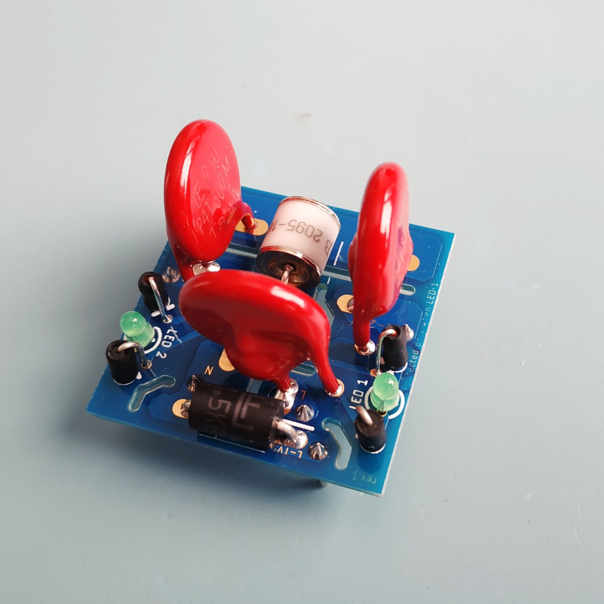 Pnoxi's tweet photo. Prototype of thermally protected surge protection with LED signaling of MOV status.
Combines MOV + GDT + TVS. https://t.co/uflGwP7YGu