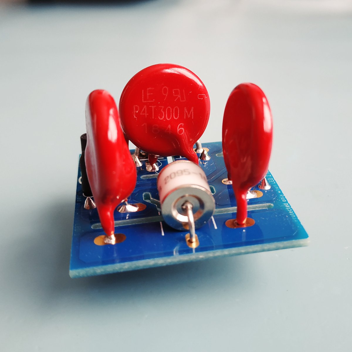 Pnoxi's tweet photo. Prototype of thermally protected surge protection with LED signaling of MOV status.
Combines MOV + GDT + TVS. https://t.co/uflGwP7YGu