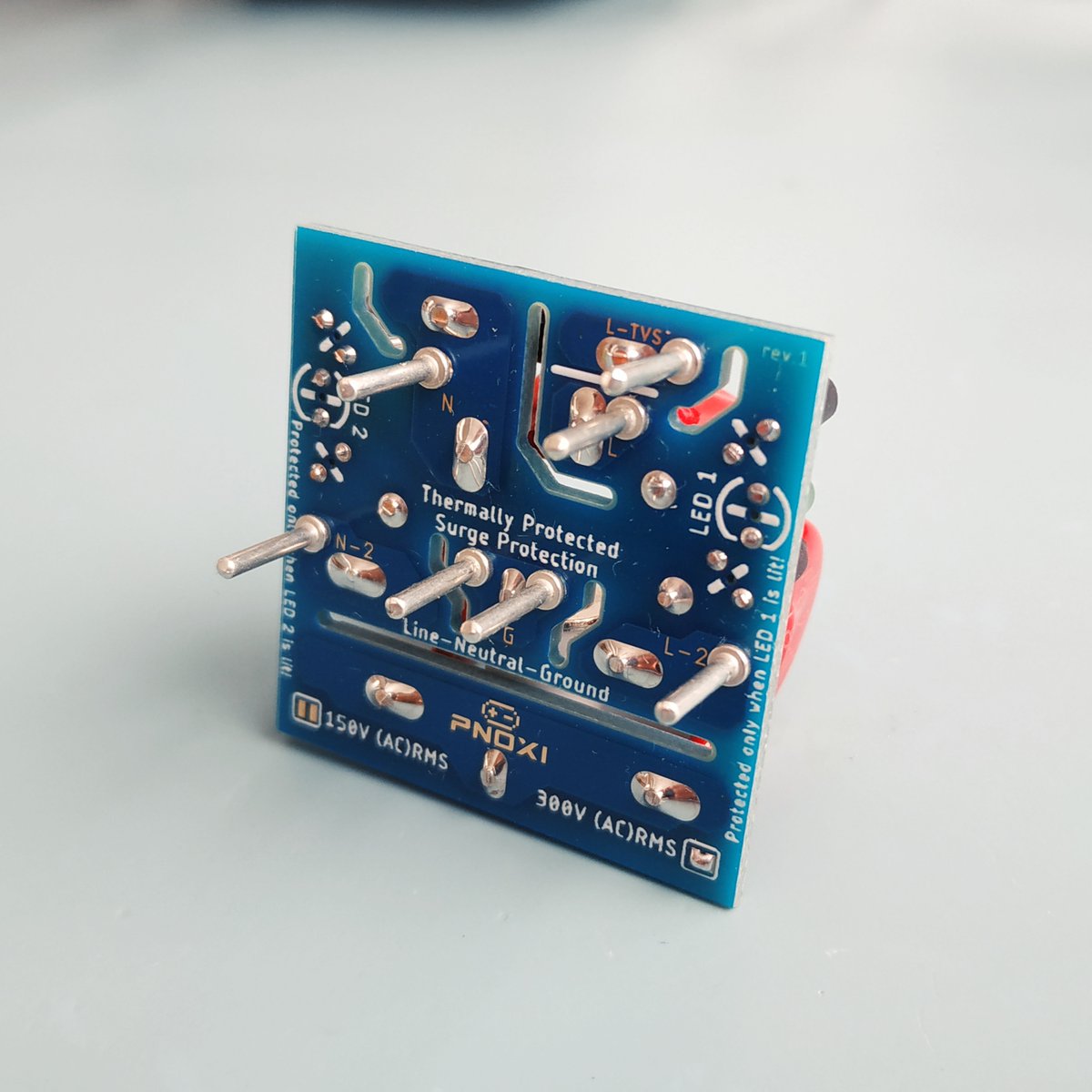 Pnoxi's tweet photo. Prototype of thermally protected surge protection with LED signaling of MOV status.
Combines MOV + GDT + TVS. https://t.co/uflGwP7YGu
