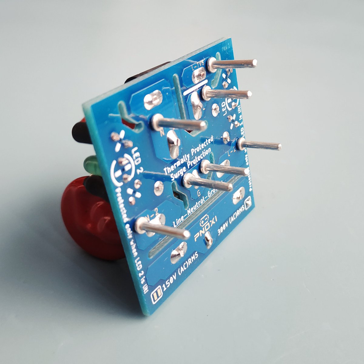 Pnoxi's tweet photo. Prototype of thermally protected surge protection with LED signaling of MOV status.
Combines MOV + GDT + TVS. https://t.co/uflGwP7YGu