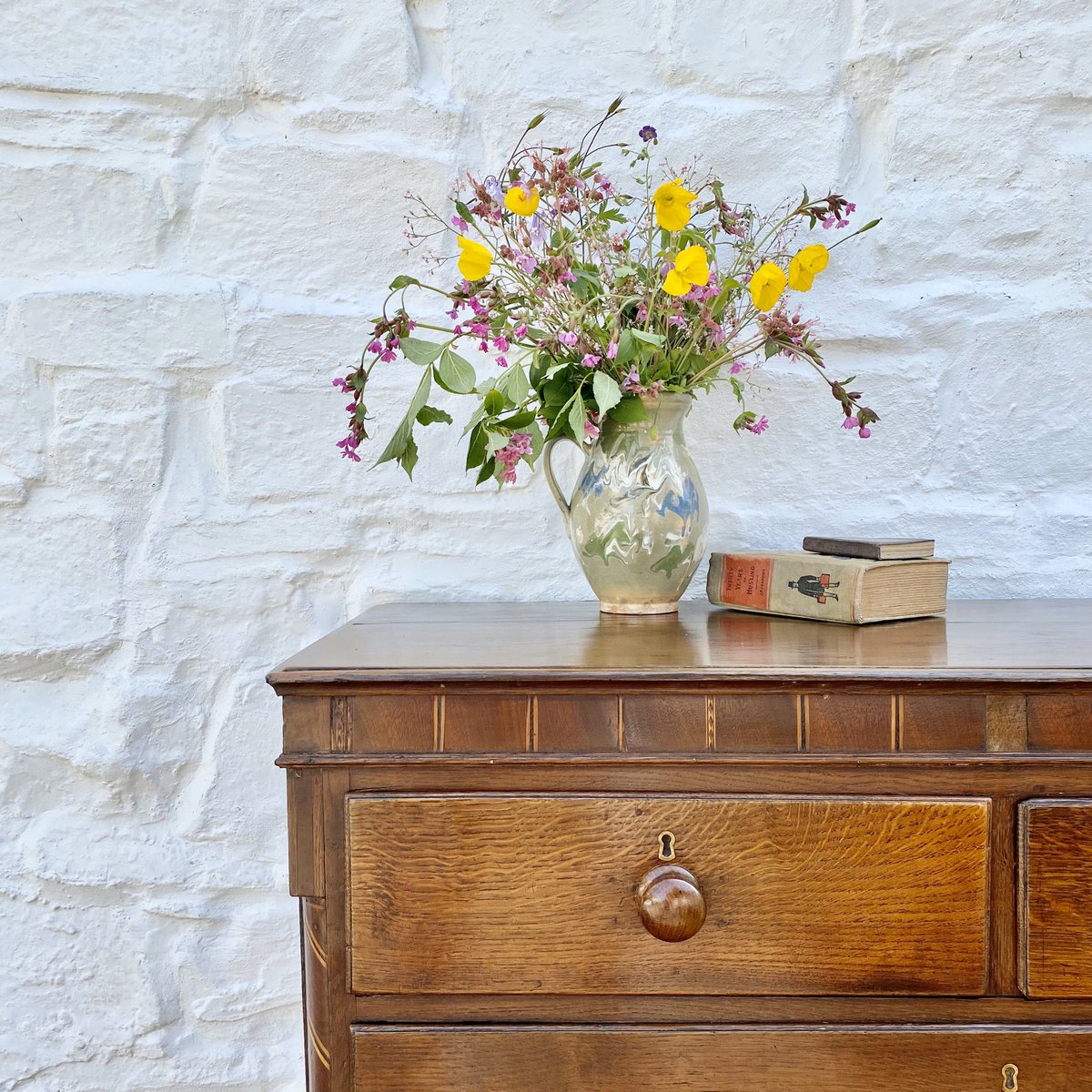 WelshVernacular's tweet photo. Bore da / Good morning,
Beautiful inlay & wonderful grain to this wonderful Welsh oak chest of drawers ( from our previous post)
It really is so lovely..... #welshvernacularantiques #welshvernacular #welshantiques #inlaywood #welshoak #antiqueshop #antiques #carmarthenshire https://t.co/2PWURrlmxW