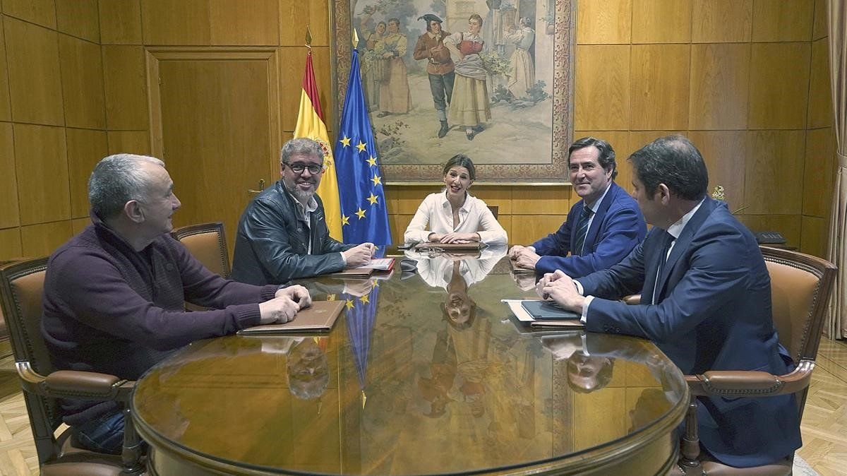 Confilegal's tweet photo. ¿Qué reformas laborales deberían llevarse a cabo? Tres expertos las identifican, abogando por el diálogo https://t.co/78ccoUQ1jK https://t.co/SXgysWOM6l