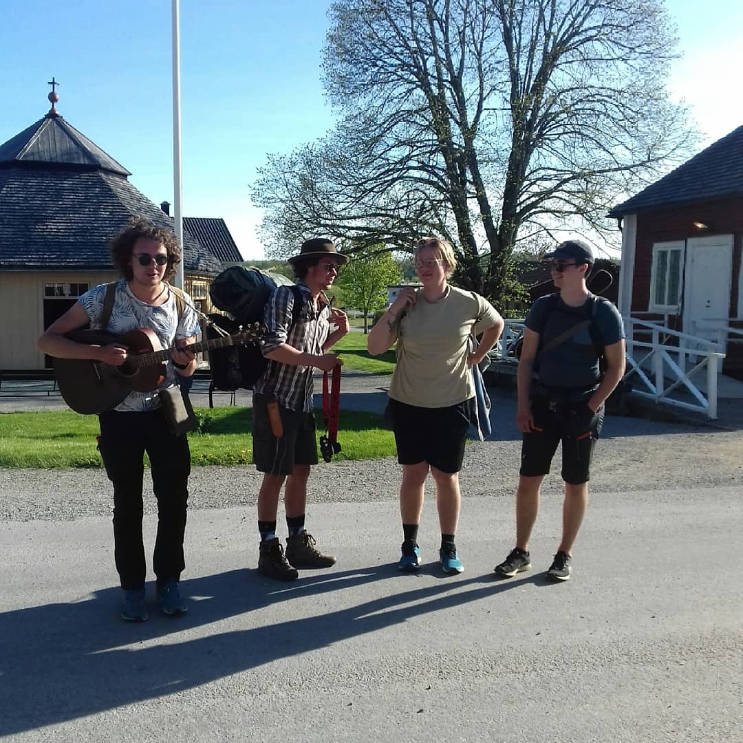 Alla vägar bär till Sätra Brunns kurort och här är grabbarna som gått 4 mil till brunnen och spelar och sjunger i alla väder! Lyssna på poddradion Byskvaller på varför dom vandrar i dessa Coronavirus tider på tisdag 25.5