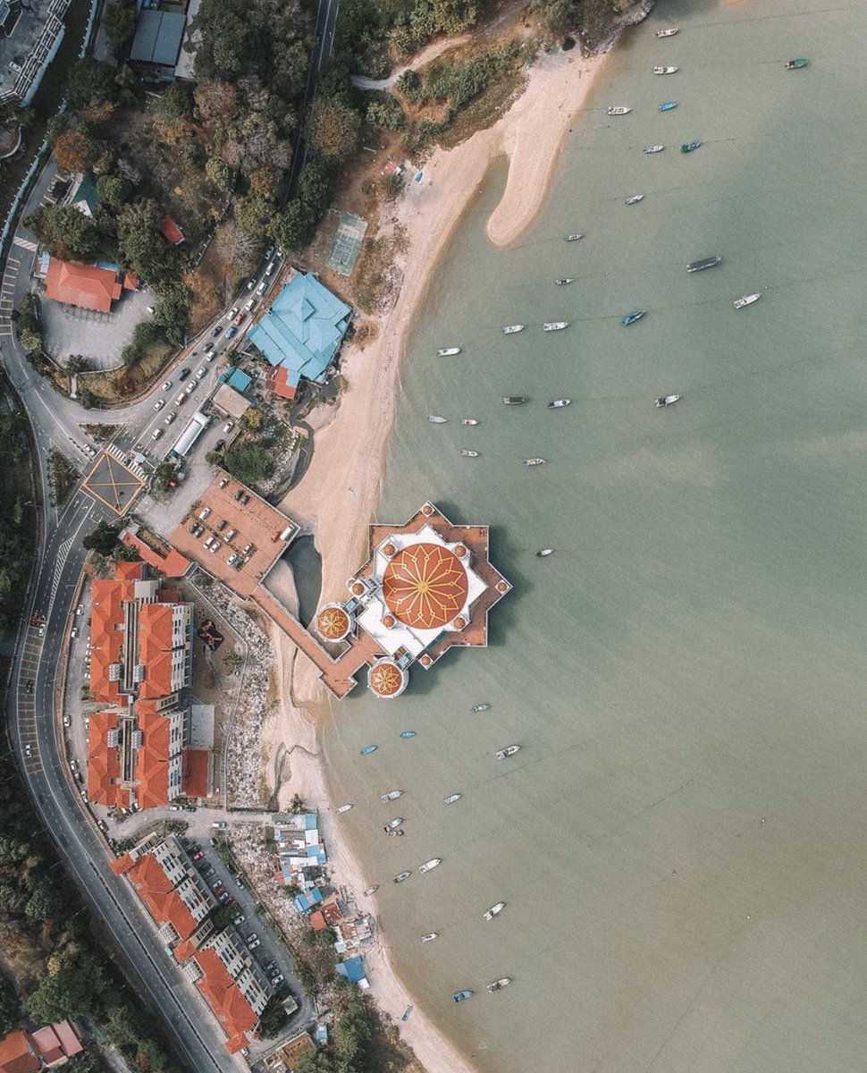 gtowncity's tweet photo. An aerial view of the floating mosque in Penang and the surrounding beaches.
#penang #pulaupinang #penangmalaysia #undiscoveredpenang #explorepenang #travelgram #masjid #mosque #mosquesofworld #drone #dronephotography https://t.co/MfpOtFWsCd