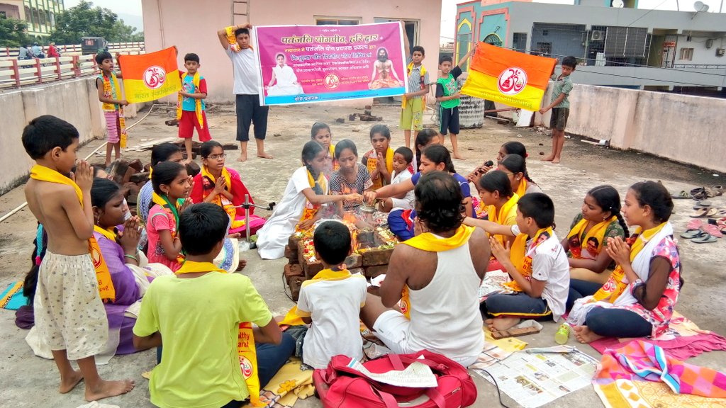 ShyamAndhra_YB's tweet photo. గౌ @yogrishiramdev గౌ @Ach_Balkrishna
గారి ఆశీస్సులు తో @PracharakYog భాగంగా @SatishAndhra_YB #2018Year #summer #42Days ఉచితంగా #Patanjali #yoga శిక్షణ, యజ్ఞము, యోగ పోటీలు నిర్వహించడం జరిగింది.
@swabhimani1 @yuvasbharat 
@BrahmacharA @punyadev25march @Swamividehdev @Sachin_YB https://t.co/uKsFWAVmiF