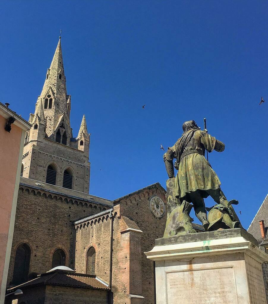 darky38000's tweet photo. Chevalier Bayard & collégiale Saint André.
•
•
•
•
•
#igersgrenoble #grenoble #gre38 #mygrenoble #eglise #church #statue #sun #patrimoine #histoire #magnifiquefrance #france #france_focus_on #isere #visitisere #auvergne #shotoniphone #iphonograph… https://t.co/hNdMrIrJbr https://t.co/I1NpmNwaHO