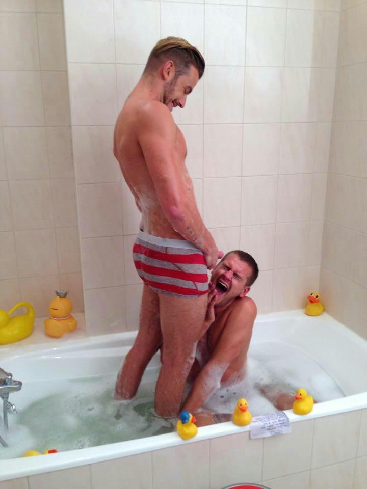 nude_tvr's tweet photo. Cette photo de Julien Bert qui fait presque sucer sa bite a Jeremstar est trop hot 😍😍
On voit un morceau de sa bite 🤤 https://t.co/rBLm8sazhO