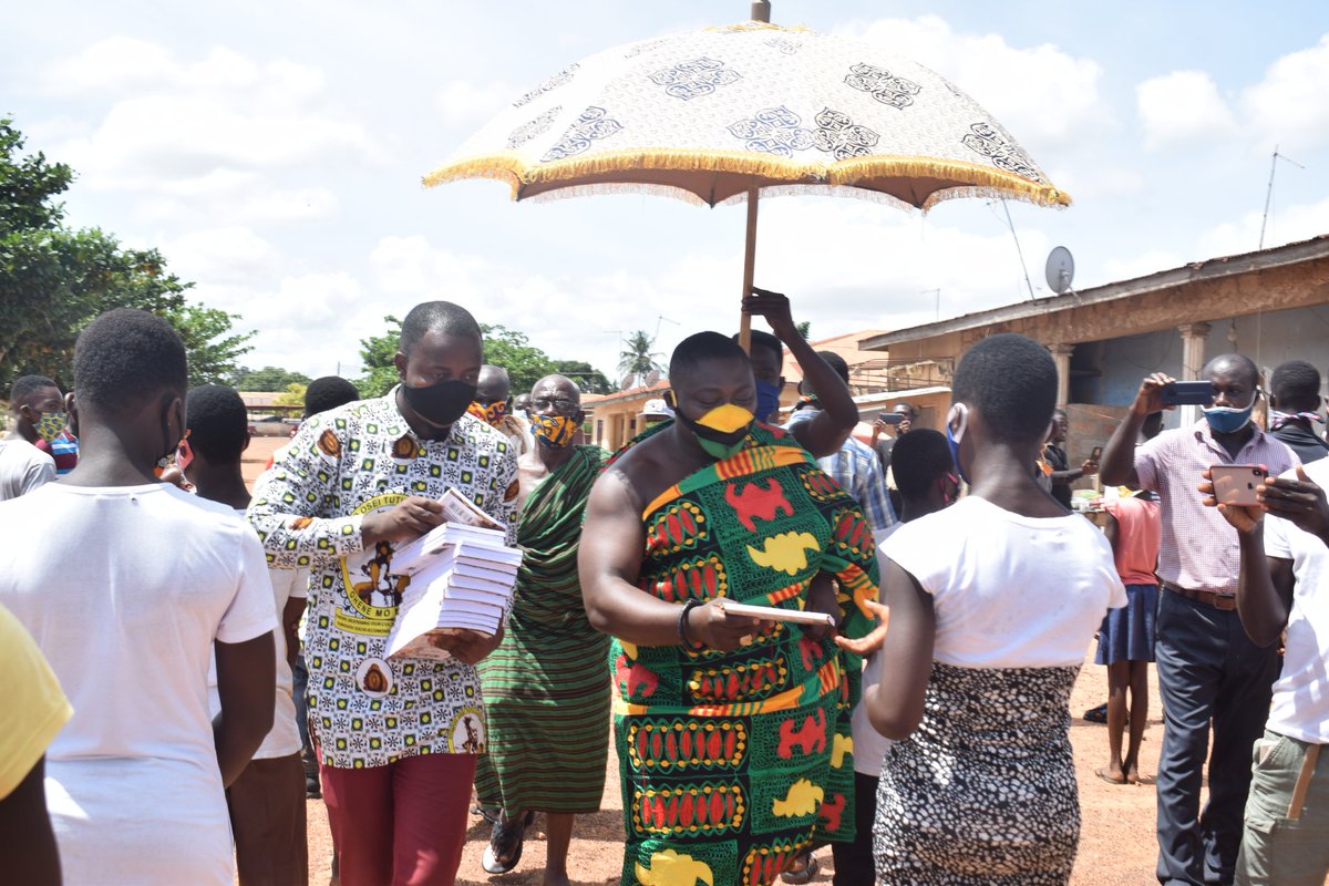 Otumfuofdn's tweet photo. Kwanwoma and Akyeramade communities benefit from "Project One Story Book One Dictionary."
Promoting reading and learning whilst at home as schools remain closed.
Thank you Kwanwoma Hene, for your support.
#SupportBasicEducation https://t.co/67bcHdi6Sg