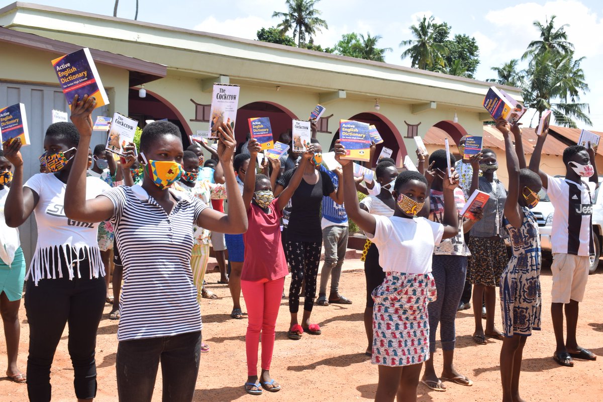 Otumfuofdn's tweet photo. Kwanwoma and Akyeramade communities benefit from "Project One Story Book One Dictionary."
Promoting reading and learning whilst at home as schools remain closed.
Thank you Kwanwoma Hene, for your support.
#SupportBasicEducation https://t.co/67bcHdi6Sg