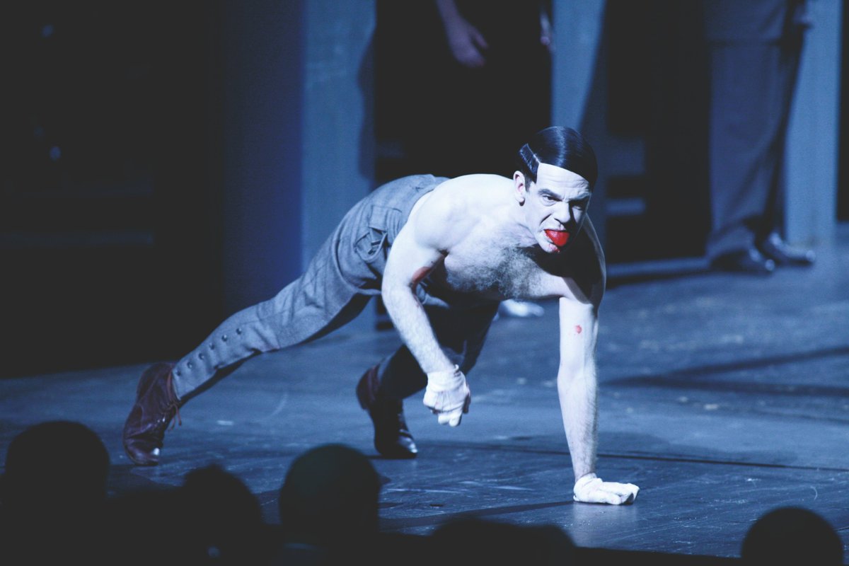 blnensemble's tweet photo. 25 Jahre "Der aufhaltsame Aufstieg des Arturo Ui": am 3.6. ist Jubiläum von Heiner Müllers legendärer Inszenierung mit Martin Wuttke, zwei Vorstellungen waren lange geplant. wir freuen uns, dass wir euch stattdessen ab Freitag eine Aufzeichnung im Stream zeigen können! #BEui https://t.co/DhuK2lfX4o