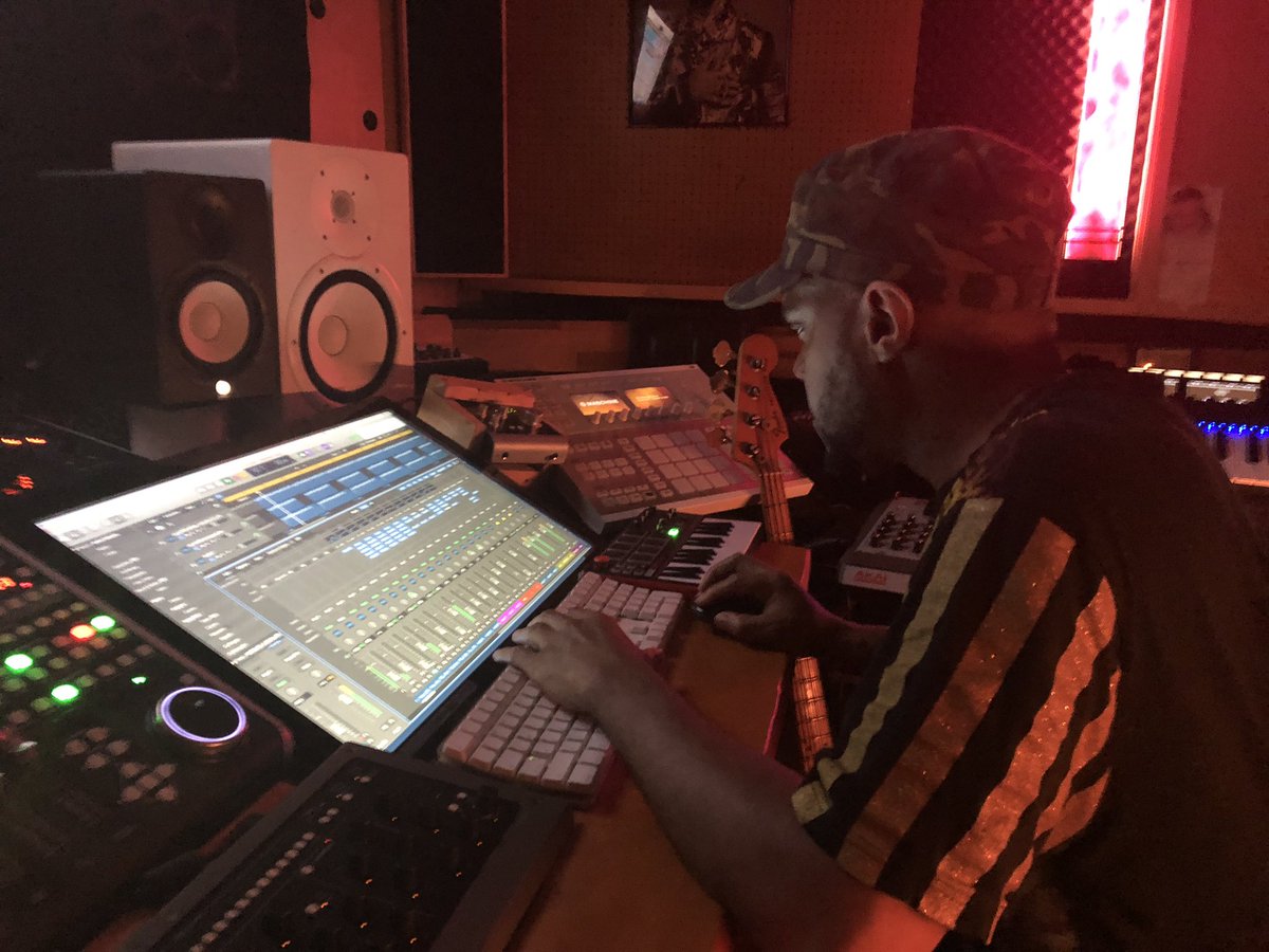 BabyNorman333's tweet photo. #Writing and #recording music tonight with @78elements #BrandonElements!! 💫

#333 #Singer #Songwriter #beats #dance #electroPunkFunk #78elements https://t.co/V687kHRuP9