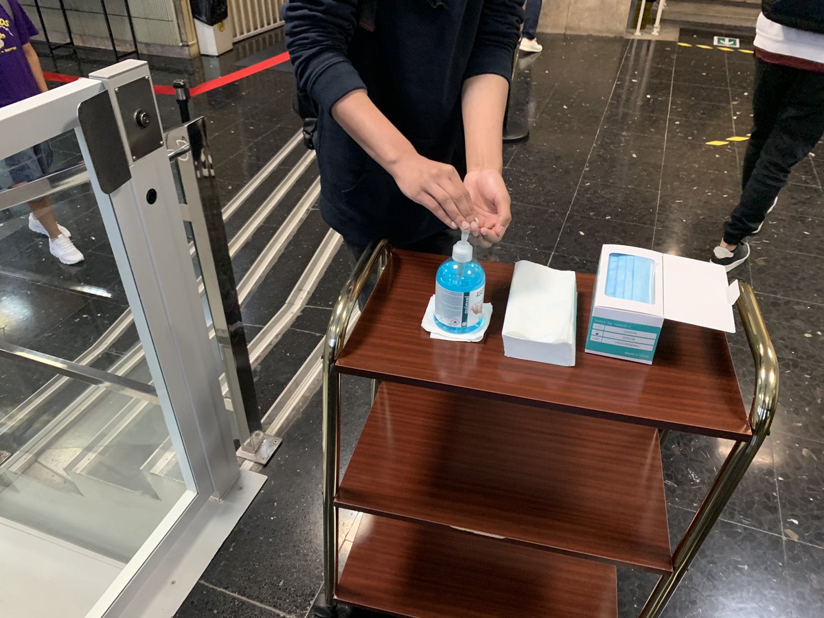 c_uriartetoledo's tweet photo. 👏🏼Bi hilabete eta erdiren ondoren, gure ikasgeletan hasi dira berriro eskola presentzialak poliki-poliki. Hezkuntza-komunitate osoak elkarrekin, laguntza emango diegu gure ikasleei ikasturte amaiera honetan. Ezerk ez du ordezkatzen aurrez aurreko laguntza, irakasleen hauspoa. 👇🏼 https://t.co/LgOqRvhyki