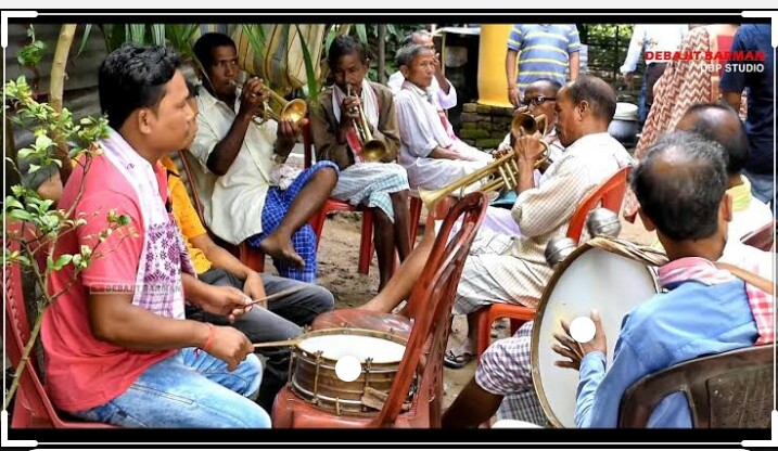 RanjeetkrDass's tweet photo. #BJP aims to look after every section of society, ensuring basic benefits for all.

Reached out to band parties of my constituency who have lost all  source of income in the ongoing #lockdownindia, with a small amount of financial aid. I adjure all @BJP4Assam
MLAs to do the same. https://t.co/MVFILFWt3d
