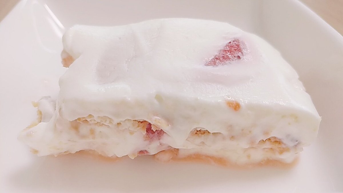 Megmeg バナナのビスケットケーキに続き いちごのビスケットケーキも作りました フィンガービスケットが手に入らず マリービスケットで作りましたが 甘酸っぱいいちごシロップがビスケットに染みて とてもおいしかったです T Co Giccig3ldp