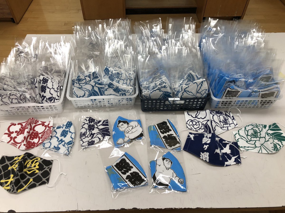 yantomi_mask's tweet photo. かつて明智光秀が夢見たように、太平の世には伝説の『麒麟』がくる。STAY HOMEで頑張る人々の下には愛の詰まった『手作りマスク』がくる。どんな逆境の中でも誰かが手を差し伸べてくれるものです。
#みんなでマスクぎふ
#手作りマスク
#明智光秀
#麒麟がくる
#伊勢ヶ濱部屋
#相撲
#パッチワーク
#刺子 https://t.co/VHnO4DgKMy