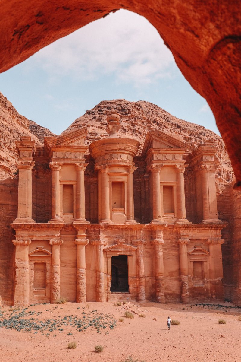 Si vous deviez visiter un monument historique ? Les ruines de Baalbeck au Liban, Pétra en Jordanie, Notre-Dame d'Afrique en Algérie ou les pyramides égyptiennes ?