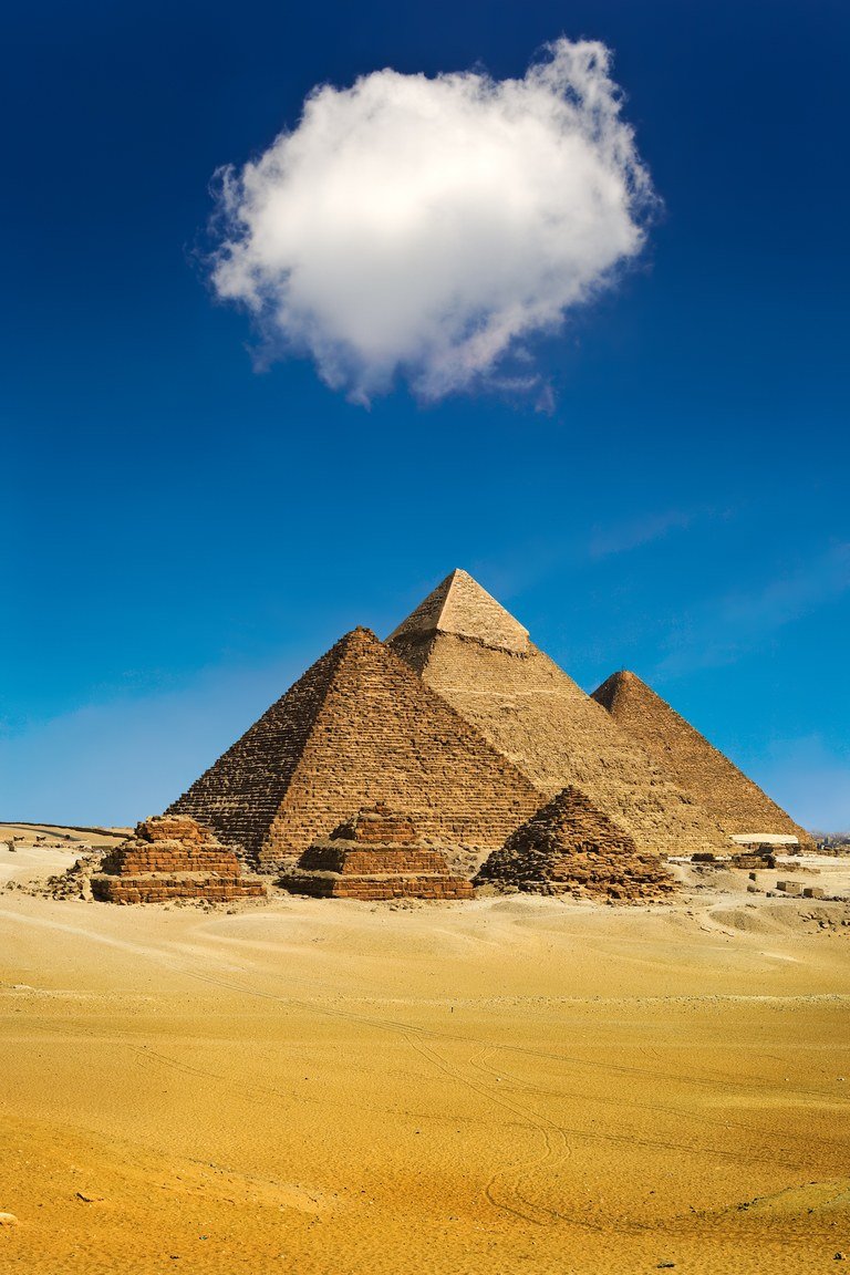 Si vous deviez visiter un monument historique ? Les ruines de Baalbeck au Liban, Pétra en Jordanie, Notre-Dame d'Afrique en Algérie ou les pyramides égyptiennes ?