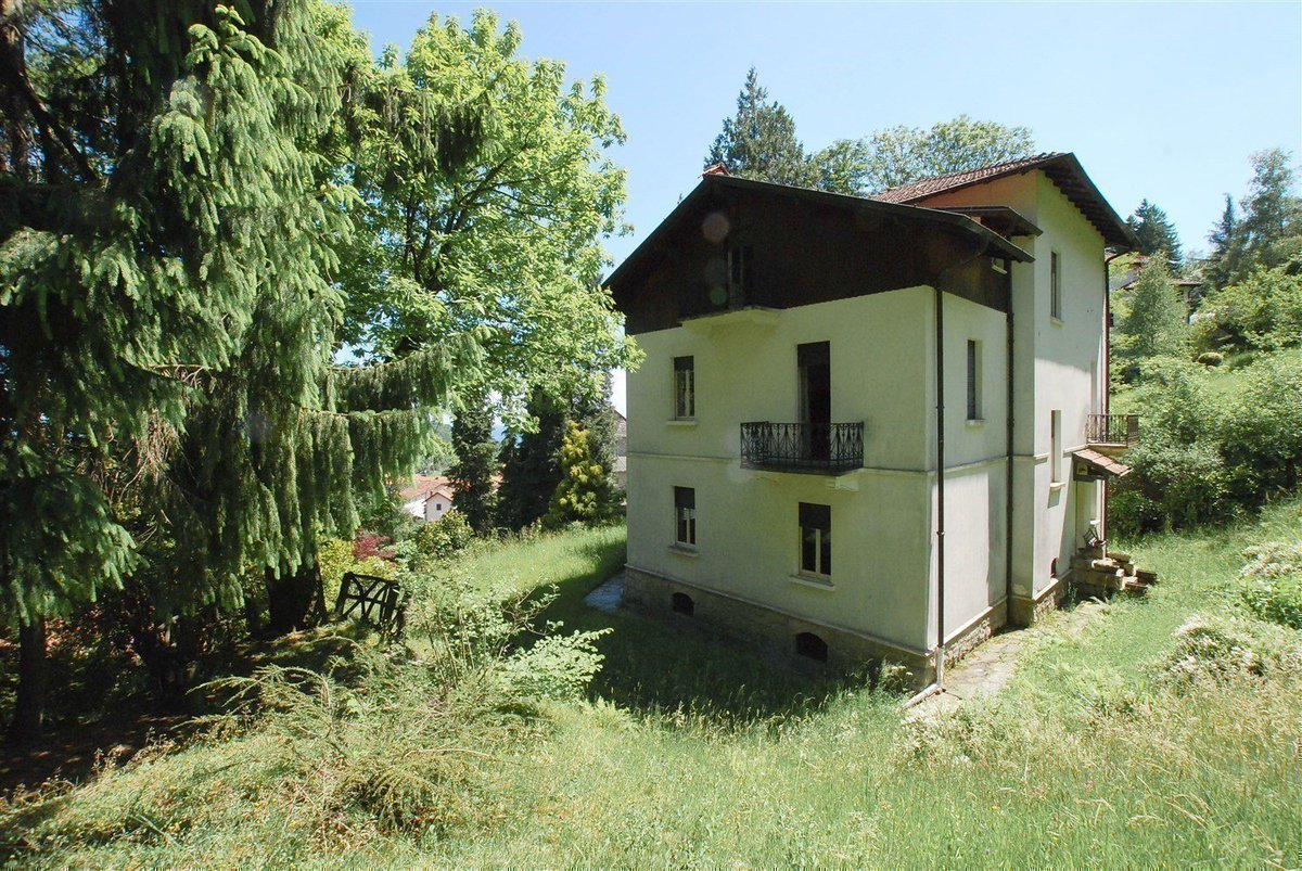 stresabiz's tweet photo. In #Gignese near the #historical center, an #elegant #period #villa with a #park, on 3 #floors besides the basement floor. The villa can produce an interesting income.
#stresaluxuryrealestate #PapurelloLuxuryRealEstate  #italiannetworkrealty #realestate 
https://t.co/wp0pn2qTXG https://t.co/1bKVHfJO7k