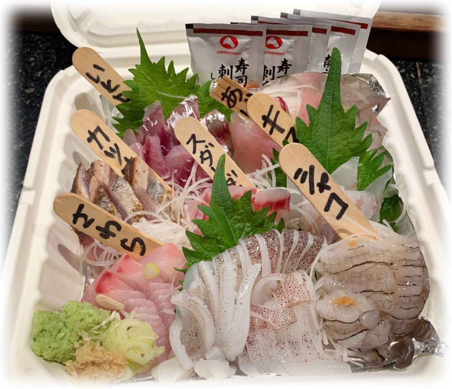 酒の店 タニヤ ウォールストリート 店長 近海物オススメは シャコ刺身 300 シャコ握り1貫80 シャコは玉入りじゃない場合もあります イカ姿刺身食べ比べ350 刺身盛り700 1000 1400 オニアジなめろう300 クロホシフエダイ塩焼き280 サゴチ塩焼き180