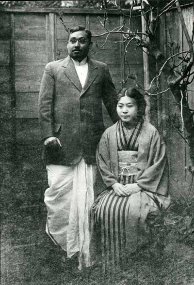 तोशिको ने बोस से उस समय शादी की, जब विदेशियों से शादी करना, जापानी समाज द्वारा स्वीकार्य नहीं था। न केवल उसने स्वेच्छा से सामाजिक बहिष्कार के जीवन को स्वीकार किया, उसने घरेलू जिम्मेदारियों को निभाया ताकि बोस को भारतीय स्वतंत्रता के अपने लक्ष्य की प्राप्ति में कोई रुकावट नहीं आए