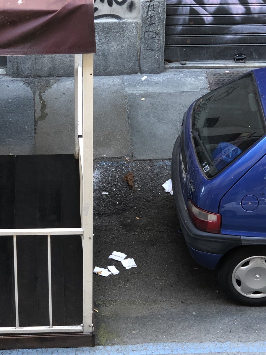 Marti_Gatti's tweet photo. Da oggi inzia la mia rubrica #CaccaxChiara, ogni giorno una cacca umana in SanSalvario per @c_appendino                                                  Opera di oggi è “cacca con fazzolettini, foto dal balcone” #Torino https://t.co/vc51rsfrlc