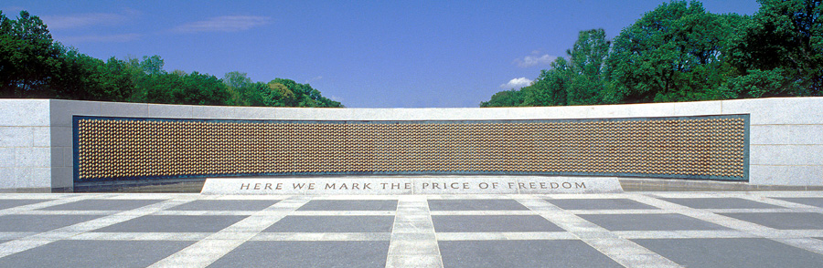 O este otro monumento, en Washington DC, el memorial de la Segunda Guerra Mundial. Es de lo peor que he visto en mi vida. Cada estrella, ni se ven, son 1000 muertos. Y el pie del monumento dice "Este es el precio que pagamos por la libertad". Lo dicho, llorando a mares oigan: