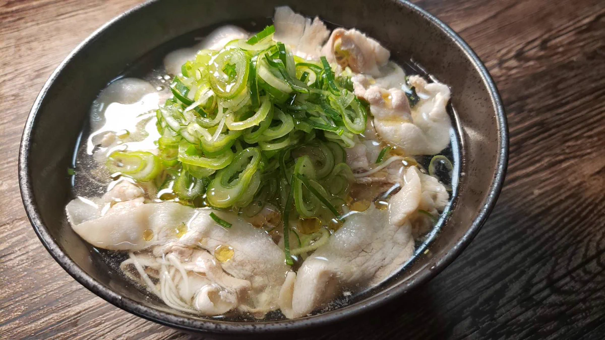 山盛りネギと豚肉が美味しい！？「冷やしネギ塩豚そうめん」の作り方！