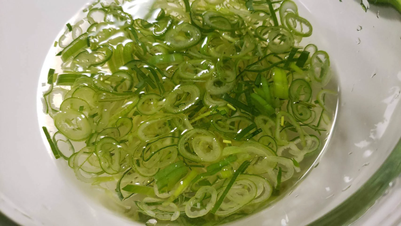 山盛りネギと豚肉が美味しい！？「冷やしネギ塩豚そうめん」の作り方！