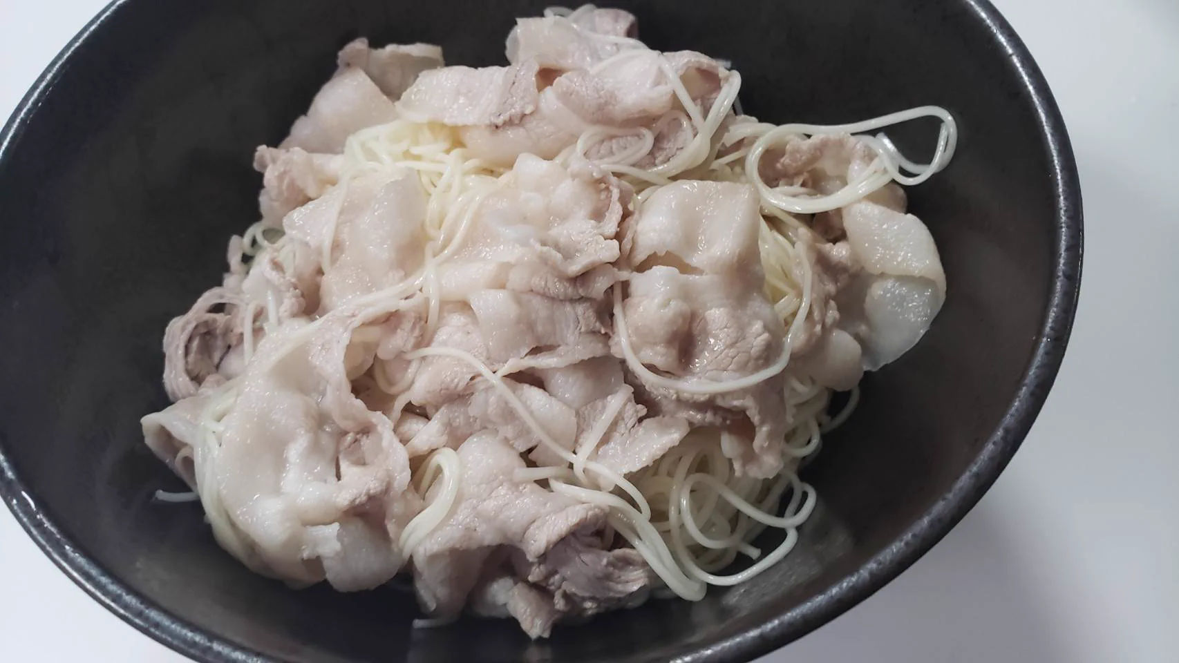 山盛りネギと豚肉が美味しい！？「冷やしネギ塩豚そうめん」の作り方！