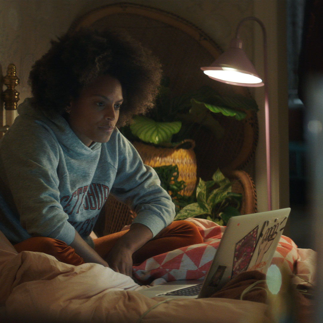 Praten over huiselijk geweld is moeilijk, zowel voor slachtoffers als omstanders. Heb je te maken met huiselijk geweld? Of heb je vermoedens hiervan? Dan kan je vanaf vandaag ook advies vragen via de nieuwe chatfunctie van Veilig Thuis 👉 ggdghorkennisnet.nl/thema/veilig-t…