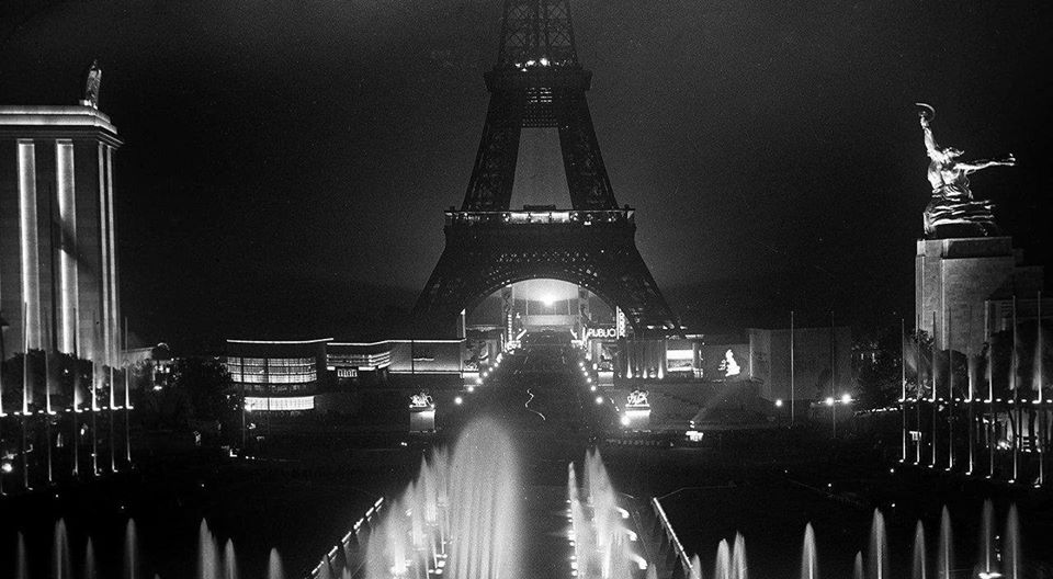 駐日ロシア連邦大使館 Otd 1937年5月25日 労働者とコルホーズの女性 像の建設 1937のパリ万博では 後の第二次世界大戦で敵対することとなるナチス ドイツとの 前哨戦 があった ソ連パビリオンとナチス ドイツ パビリオンは トロカデロの遊歩道を