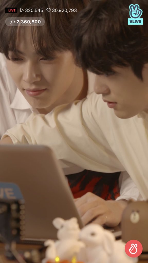 jjp but the space between them decreases as you scroll down;