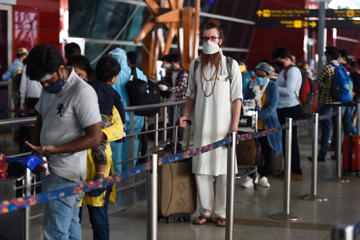 voaurdu's tweet image. بھارت میں دو ماہ بعد اندرونِ ملک پروازوں کی بحالی کا آج پہلا روز ہے۔ تاہم متعدد پروازوں کی منسوخی پر مسافروں نے شدید غصے کا اظہار کیا ہے۔ صرف دہلی کے اندرا گاندھی انٹرنیشنل ایئر پوررٹ پر 82 پروازیں منسوخ کی گئی ہیں۔
#India #Flights #FlightOperation #Coronavirus #UrduVOA