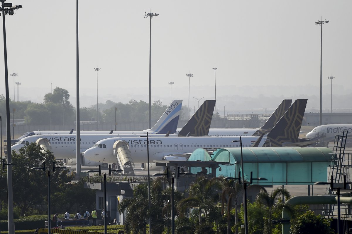 voaurdu's tweet image. بھارت میں دو ماہ بعد اندرونِ ملک پروازوں کی بحالی کا آج پہلا روز ہے۔ تاہم متعدد پروازوں کی منسوخی پر مسافروں نے شدید غصے کا اظہار کیا ہے۔ صرف دہلی کے اندرا گاندھی انٹرنیشنل ایئر پوررٹ پر 82 پروازیں منسوخ کی گئی ہیں۔
#India #Flights #FlightOperation #Coronavirus #UrduVOA