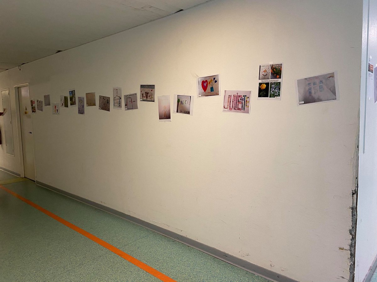 GHLaRochelle's tweet photo. De nombreux enfants ont envoyé des dessins pour soutenir nos hospitaliers !  A présent, ils embellissent les murs de l'hôpital ✨ https://t.co/xg4CxEeF5r
