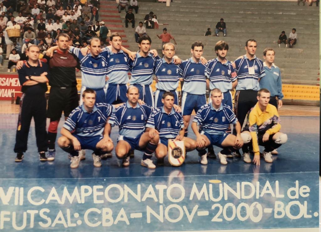 aefs_futsalon's tweet photo. La ROJA 🇪🇸 en el VII Mundial de Bolivia 2000, donde consiguió un muy merecido 5•puesto.
España estaba en el grupo C con Paraguay🇵🇾 Bélgica 🇧🇪 Argentina 🇦🇷, pasó la fase de grupos como Segunda sin haber perdido ningún partido. 🏆 https://t.co/H7E8ttit8B